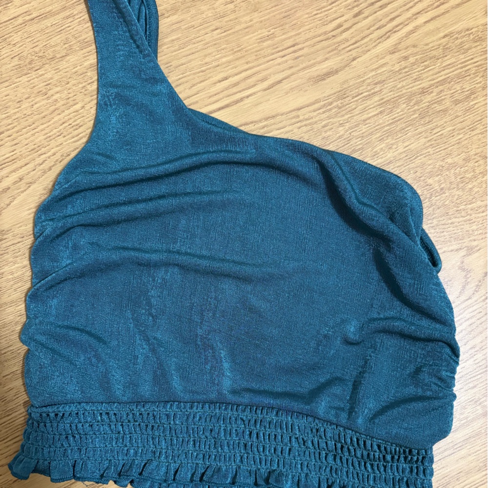 One shoulder crop top